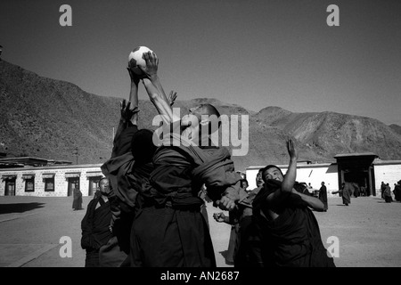 Tibetische Mönche spielen Fußball in Xiahe Gansu Provinz Peoples Republic Of China Stockfoto