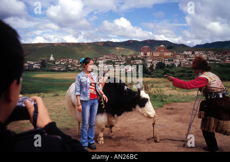 Tibetischer Hirte, der Han-chinesischen Touristen im Zhongdian County, Provinz Yunnan, Volksrepublik China anschreit Stockfoto