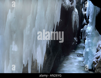 Schlucht des Flusses Partnach im Winter mit Eiszapfen in der Nähe von Garmisch Partenkirchen Bayern Deutschland Stockfoto