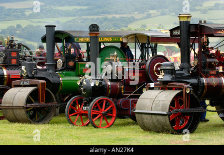 Auswahl an Vintage-Dampf-Lokomobile und Rollen bei ländlichen Rallye UK Stockfoto