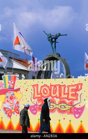 Verkleidete Menschen auf dem Weg zur Parade Karneval von Loule Loule Algarve Portugal Stockfoto