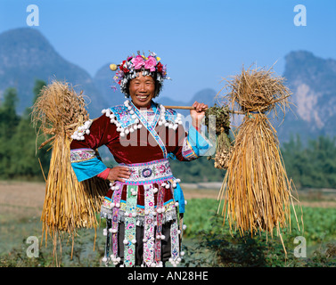 Landwirtschaft, Frau gekleidet in ethnischen Kostüm, Guilin / Yangshou, Provinz Guangxi, China Stockfoto
