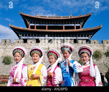 Altstadt-Gateway. Frauen in gekleidet in Bai Tracht, Dali, Yunnan Provinz, China Stockfoto