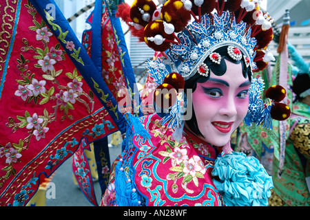 Chinesische Oper (Peking-Oper) / Schauspieler in Kostümen gekleidet / Portrait, Peking, China Stockfoto