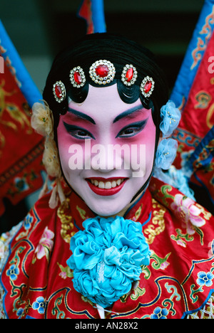 Chinesische Oper (Peking-Oper) / Schauspieler in Kostümen gekleidet / Portrait, Peking, China Stockfoto