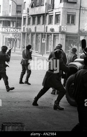 24 12 Bukarest Rumänien der rumänischen Revolution von 1989 mit der Armee und der Sturz der Regierung des Caecescu cilvilians Stockfoto