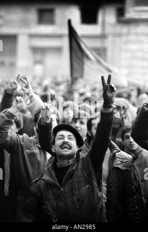 24 12 Bukarest Rumänien der rumänischen Revolution von 1989 mit der Armee und der Sturz der Regierung des Caecescu cilvilians Stockfoto
