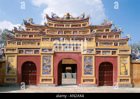 Die Zitadelle / Hofburg / lila Stadttor verboten / traditionelle Architektur, Hue, Vietnam Stockfoto