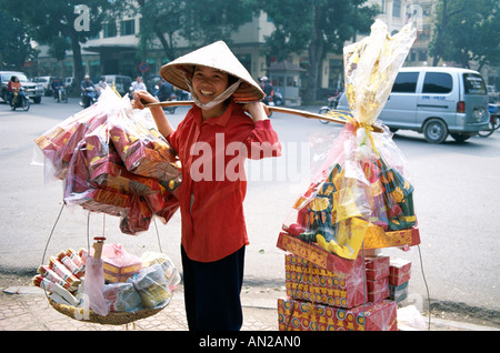Weiblich / Woman Street Vendor Verkauf von Chinese New Year Dekorationen, Hanoi, Vietnam Stockfoto