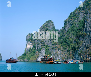 Halong Bay / Karst Kalkstein Felsen / Haus Boote & Ausflugsboote, Vietnam Stockfoto