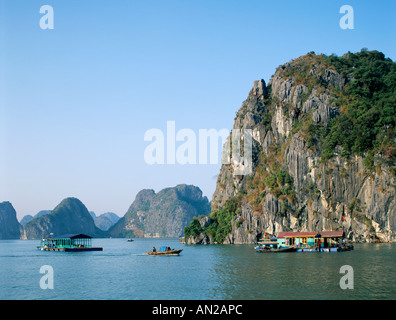 Halong Bay / Karst Kalkstein Felsen / Haus Boote, Vietnam Stockfoto