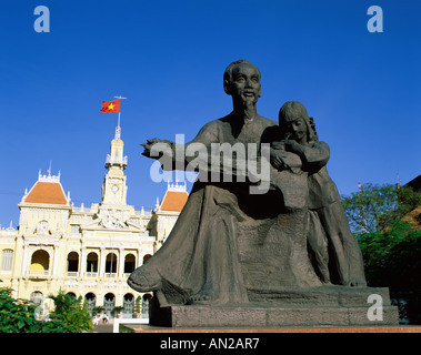 Ho Chi Minh Statue / Hotel de Ville in Hintergrund, Ho-Chi-Minh-Stadt (Saigon), Vietnam Stockfoto