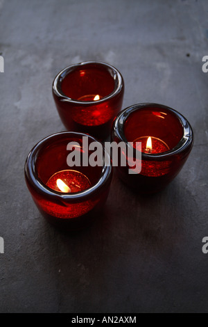 eine Gruppe von rotem Glas Kerzenhalter mit Glitzer Kerzen Stockfoto