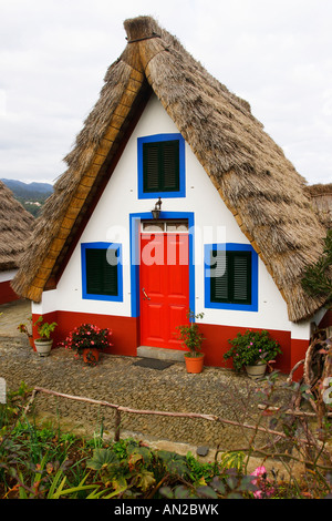 Portugal-Madeira-Alte Traditionelle Häuschen sterben Casas de Colmo in Santana alte traditionelle Häuser in santana Stockfoto