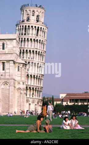 Schiefe Turm von Pisa. Toskana, Italien. Touristen entspannen in der Piazza Duomo vor dem Turm und Dom. Stockfoto