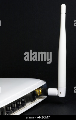 WLAN-Router auf schwarzem Hintergrund Stockfoto