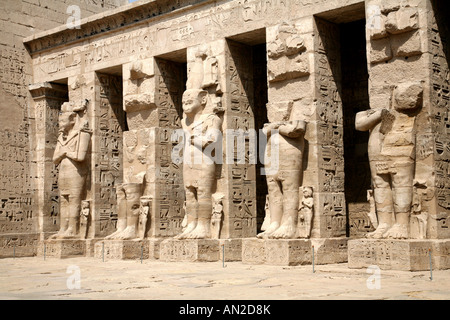 Westjordanland, Tempel von Ramses Iii, Kolonnade des ersten Hofes Stockfoto