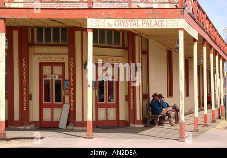 Cowboys entspannen auf der Veranda des Crystal Palace Tombstone Arizona USA Stockfoto