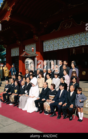 Kanda Myojin Schrein / traditionelle Hochzeit / Gruppe Portrait, Tokio, Honshu, Japan Stockfoto