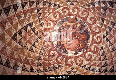 Mosaik Boden mit dem Kopf des Dionysos in der antike Korinth Museum, Griechenland Stockfoto