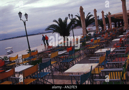 Leeres Café im Hafen von Nafplio, Griechenland Stockfoto