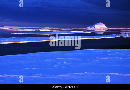 Eisschollen in der Mitternachtssonne, Antarktis Stockfoto