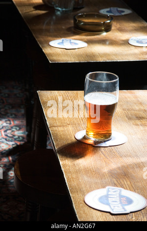 Taverne nostalgische Lager halb voll leer Tischmatte Stockfoto