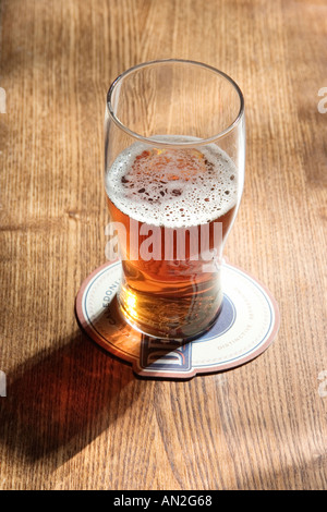 Taverne nostalgische Lager halb voll leer Tischmatte Stockfoto