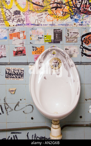 Urinal mit graffiti Stockfoto