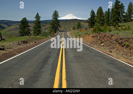 Straße durch US-Bundesstaat Washington mit Mt. Adams im Hintergrund Stockfoto