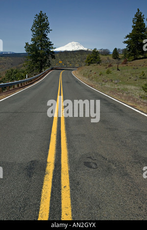 Straße durch US-Bundesstaat Washington mit Mt. Adams im Hintergrund Stockfoto