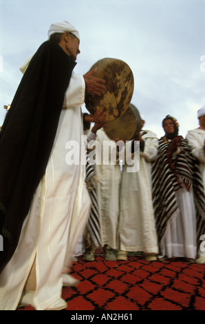 Hait Haddidou Musiker Tanz und ihre Hand während eines Auftritts in Imilchil Bräute Schlagzeug spielen Fair das hohen Atlas-Marokko Stockfoto