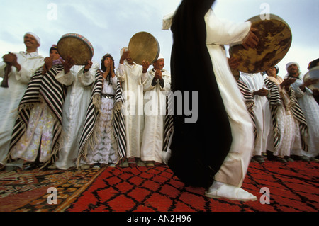 Hait Haddidou Musiker Tanz und ihre Hand während eines Auftritts in Imilchil Bräute Schlagzeug spielen Fair das hohen Atlas-Marokko Stockfoto