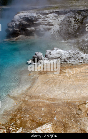 Am Ufer des großen Geysir Yellowstone National Park in Wyoming USA Stockfoto