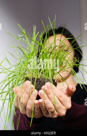 Frau mit grünem Pflanzenwurzeln sichtbar Stockfoto