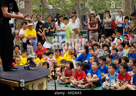 Chinesische Kinder beobachten ein string Puppet Show Chinatown in Manhattan New York City USA Stockfoto