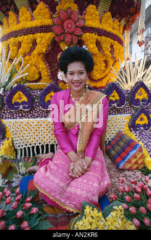 Blume Festival / Floral Schwimmer / gekleidete Frau im traditionellen Kostüm, Chiang Mai, Thailand Stockfoto