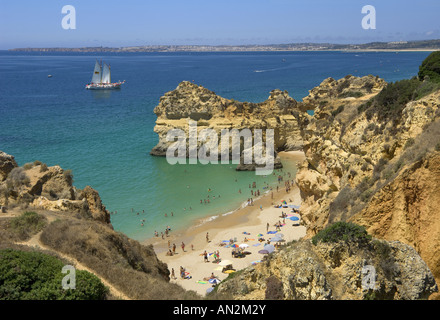 Portugal, Algarve, Praia Dos Tres Irmaos, Alvor, mit einer Yacht auf dem Meer Stockfoto