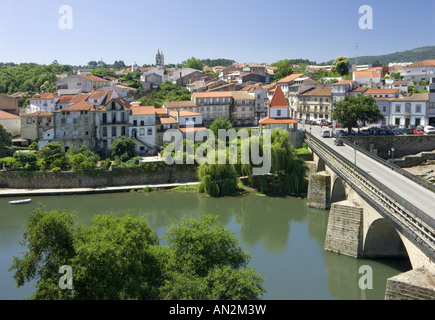 Portugal, Minho, Blick von Burg; Römische Brücke über den Fluss Cavado und Teil der Stadt Stockfoto