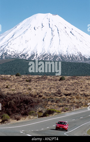 Mt.Ngarahoe & leere Straße, Tongariro Nationalpark, Nordinsel, Neuseeland Stockfoto