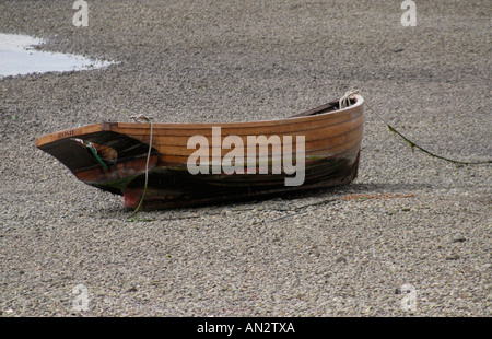 Klinker gebaut offenen Holzboot gestrandet in der Mündung des Fluss Adur bei Ebbe Shoreham Sussex UK 8. August 2006 Stockfoto