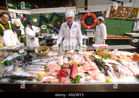 Ein Fischhändler in Borough Market in London. Stockfoto