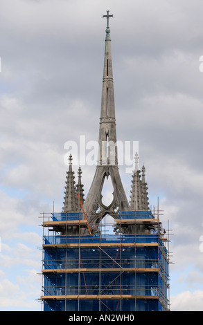 Der Turm der Pfarrkirche St Mary der Nächstenliebe im Gerüstbau abgedeckt und eingehüllt in blaue netting, so dass der Turm aussieht Stockfoto