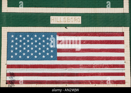 USA, Tennessee, Nashville: Hillsboro Dorf US-Flagge am Broadway Stockfoto