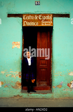 Student in Tür von Spanisch-Sprachschule Antigua Sacatepequez Abteilung Guatemala Zentralamerika Stockfoto