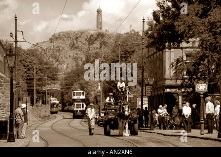 Ein Pferd und Wagen an crich Tramway Museum während 40 s Veranstaltung mit Crich stand auf dem Hügel. Stockfoto