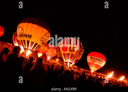 Heißluftballons angebunden an das International Balloon Fiesta Nacht Leuchten, Bristol, England, UK Stockfoto