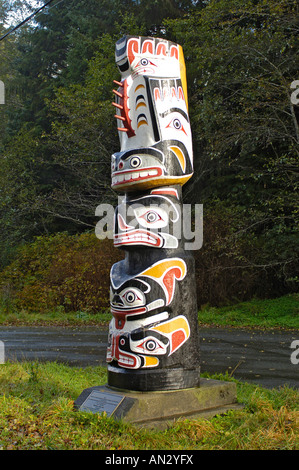 Kwakiutl Totempfahl in der Nähe von Port McNeill, Vancouver Island, British Columbia, Kanada.  BCX 0227. Stockfoto