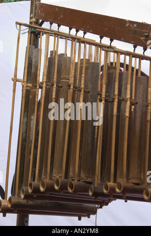 Anklung traditionelle südostasiatische Musikinstrument aus Bambusrohren gefertigt Stockfoto