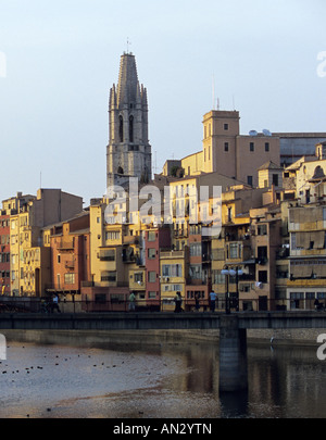 Gerona, im Norden Spaniens an der Costa Brava. Die Stadt liegt am Fluss Onyar mit Wohnungen mit Blick auf das Wasser Stockfoto